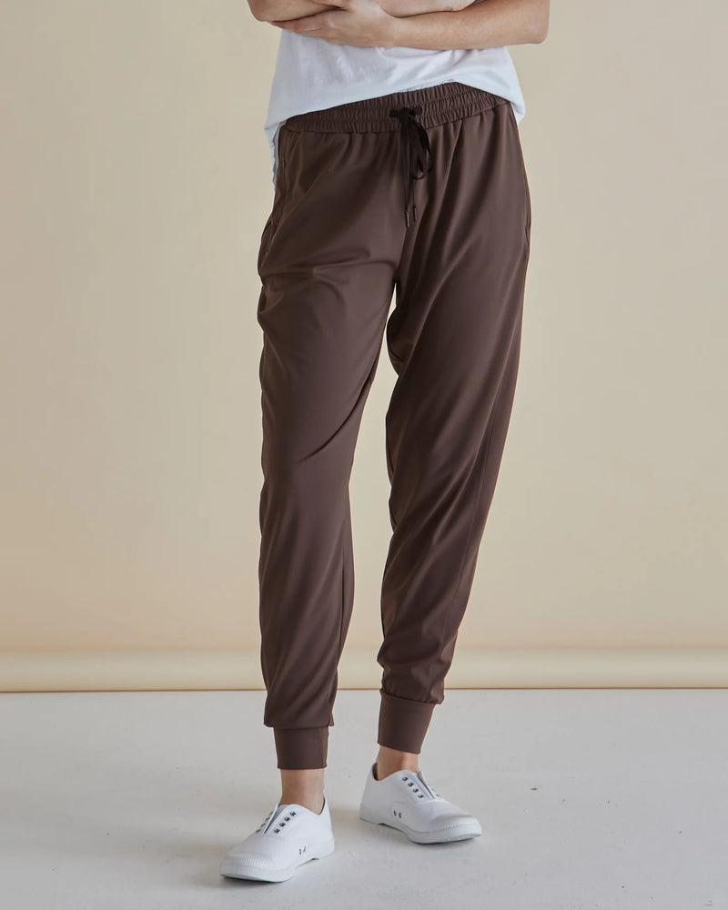 Betty Basics Cara  Travel Jogger - Brown